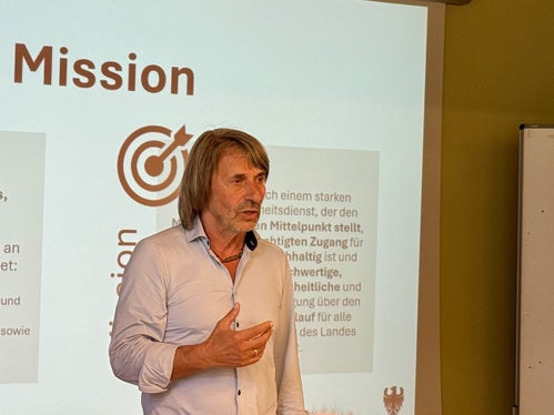 L’ampia partecipazione dimostra quanto sia importante per le persone il futuro del nostro sistema sanitario. Per noi non conta solo il numero di proposte, ma soprattutto l’esperienza personale, le conoscenze e le idee concrete che sono state apportate, sottolinea l’assessore provinciale alla Prevenzione sanitaria e Salute Hubert Messner. (Foto: USP/Angelika Schrott)