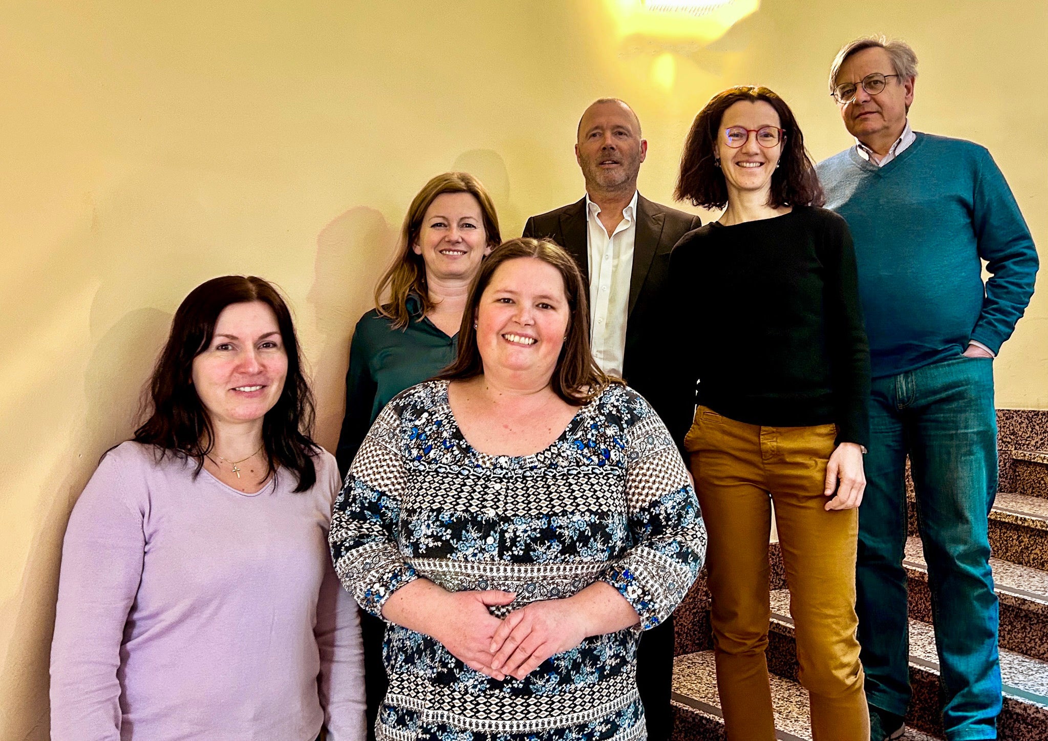 Amt für Bibliotheken und Lesen qualitätszertifiziert: im Bild (v.l.)  (Auditorin Jana Wagner, Amtsdirektorin Marion Gamper, Auditorin Sabine Ralser, Abteilungsdirektor Volker Klotz sowie Verena Pernthaler und Markus Fritz vom Amt für Bibliotheken und Lesen (Foto: LPA)