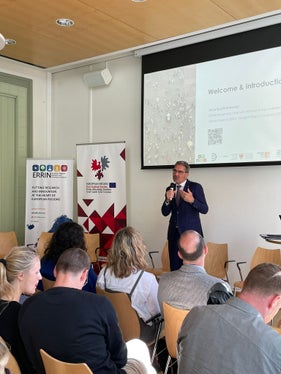 Il presidente Kompatscher presso la sede di Bruxelles della Provincia di Bolzano dove  ha avviato il workshop Design e creatività della Rete europea&nbsp;di&nbsp;Regioni per&nbsp;la&nbsp;Ricerca e&nbsp;l'Innovazione (ERRIN) nell'ambito dell'EU - Design Day 2023 (Foto: ASP/Ufficio di Bruxelles) 