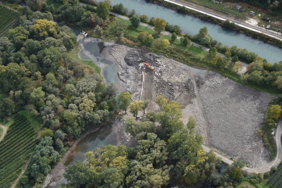Dalla prossima settimana riprendono i lavori dei Bacini montani per eliminare una pianta acquatica invasiva nel laghetto di Rablà e lungo il rio di Tel vicino all'Adige nel Comune di Parcines (Foto: Ufficio sistemazione bacini montani Ovest)