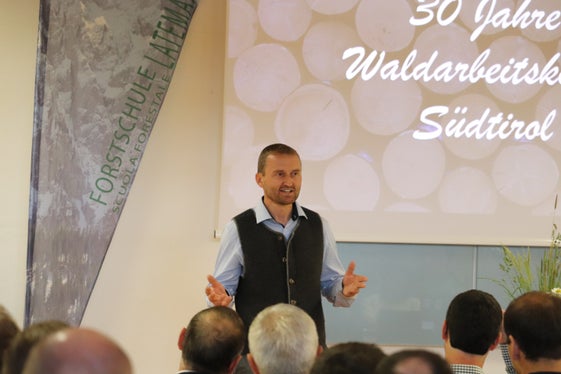 Festeggiamenti per una storia di successo: il vicedirettore dell'Agenzia Demanio provinciale Andreas Agreiter ripercorre alla Scuola forestale Latemari i 30 anni di corsi per il lavoro forestale. (Foto: USP/Maja Clara)