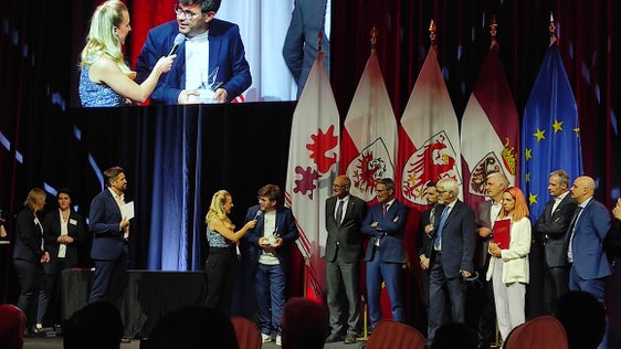 I rappresentanti dell'Artist Club intervistati sul palco di St. Anton am Arlberg dalla conduttrice Karin Gschnitzer. (Foto: ASP)