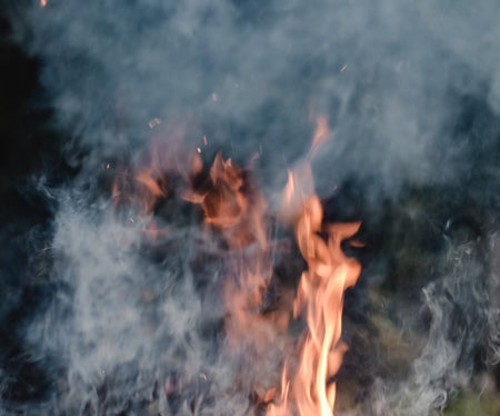 Dopo un incendio in una discarica a Trento, la Protezione civile dell'Alto Adige invita i cittadini dell’Oltradige, Bassa Atesina e di Bolzano a rimanere in casa ed a tenere le finestre chiuse (Foto: Pexels-eva-bronzini)