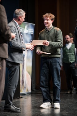 Jägerprüfungsfeier 2025: Urkunde aus der Hand von Forstwirtschaftslandesrat Luis Walcher entgegengenommen. (Foto: LPA/Bernhard Aichner)