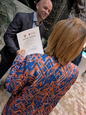 32 Absolventinnen und Absolventen des Kräuterkurses haben am 15. Oktober aus der Hand von Fachschuldirektor Paul Mair ihr Zertifikat der beruflichen Qualifikation erhalten. (Foto: LPA/Fachschule Laimburg)