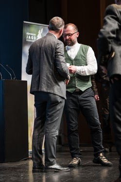 Gratulation zur bestandenen Jägerprüfung: Forstwirtschaftslandesrat Luis Walcher überreichte die Urkunden. (Foto: LPA/Bernhard Aichner)
