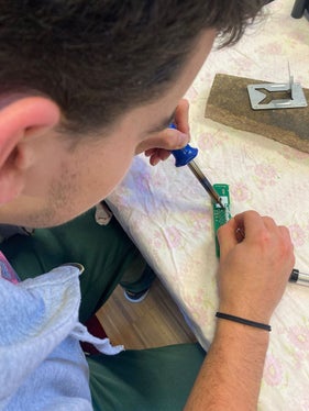 Per avvicinare i giovani a queste tecnologie del futuro sin dalle prime fasi della loro formazione, la quarta classe di frutticoltura e viticoltura della Scuola professionale Laimburg ha realizzato un progetto particolarmente pratico e interdisciplinare: ogni studente ha costruito un sensore antigelo. (Foto: USP/Scuola professionale Laimburg)