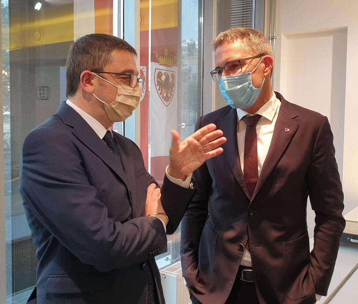 Il presidente della Provincia di Bolzano, Arno Kompastcher (dx), ed il suo omologo di Trento, Maurizio Fugatti (Foto: Regione Trentino Alto Adige))