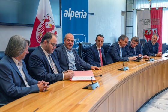 Nach der Unterzeichnung des Abkommens Land Südtirol-Alperia war es an Christian Kofler (2.v.l.), Generaldirektor des Südtiroler Sanitätsbetriebs, die Vereinbarung zwischen Land und Südtiroler Sanitätsbetrieb zu unterzeichnen. (Foto: LPA/Greta Stuefer)