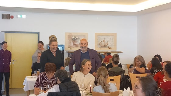 Tisner und Landecker Kollegien im Schulrestaurant: Im Zentrum stehend Heidemarie Holzknecht, Direktorin der Fachschule für ländliches Betriebs- und Haushaltsmanagement Landeck-Perjen, und Martin Unterer, Direktor der Fachschulen Haslach, Neumarkt und Tisens; dahinter stehend von links Carina Schuler, Lehrerin für Englisch und Küche an der Fachschule Landeck, und Monika Braunhofer, Lehrerin für Biologie und Gartenbau an der Fachschule Tisens. (Foto: LPA/Fachschule für ländliches Betriebs- und Haushaltsmanagement Landeck-Perjen)
