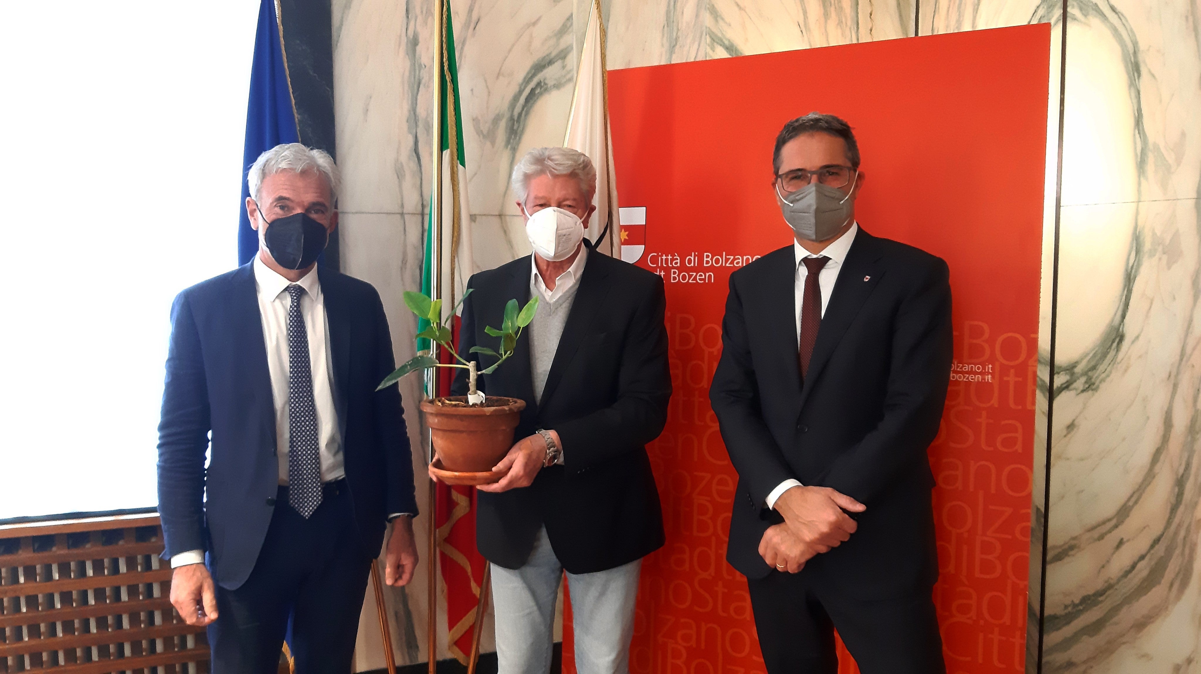 Bei der Übergabe: (v.l.) LR Schuler, BM Caramaschi, LH Kompatscher mit der kleinen Pflanze, Symbol für den Kampf gegen Mafia und Umweltverbrechen. (Foto: Gemeinde Bozen)