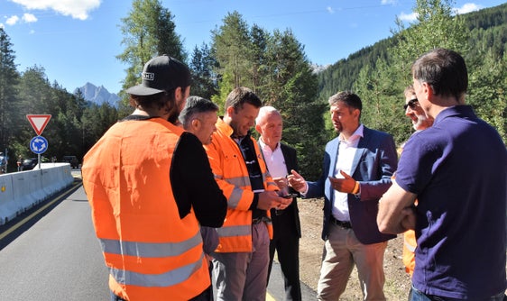 Sopralluogo e colloquio all'ingresso all'ingresso della Valle di Braies, dove dal 10 luglio entrerà in funzione in primo sistema di contingentamento del traffico motorizzato su una strada provinciale: da sinistra il tecnico Manuel Lechner, il segretario particolare Ingo Dejaco, il direttore della Ripartizione Strade Philipp Sicher, il sindaco Friedrich Mittermair, l'assessore Daniel Alfreider, il capo cantiere Hansjörg Jocher e il vicesindaco Thomas Lechner. (Foto: LPA/Angelika Schrott)