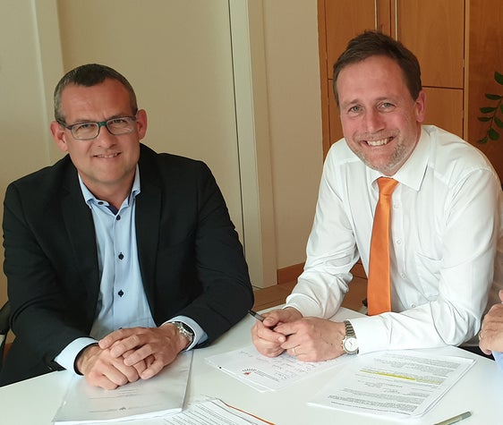 Landesrat Bessone (r.), im Bild mit dem Bürgermeister von Leifers, Christian Bianchi: "Der Fahrradring soll ein Bezugspunkt für die Radsportjugend des ganzen Landes werden." (Foto: LPA/Anna Pitarelli)