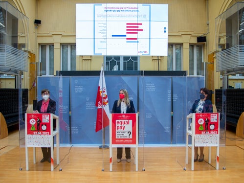 La vicedirettrice dell'IPL Silvia Vogliotti (a sx) ha fornito una panoramica dei dati relativi al divario retributivo di genere, mentre il presidente del Comitato consultivo Oberhammer (al centro) e il suo vice (Califano) hanno fornito informazioni sulle iniziative per la giornata dell'Equal Pay Day 2022. (Foto: ASP/Fabio Brucculeri)