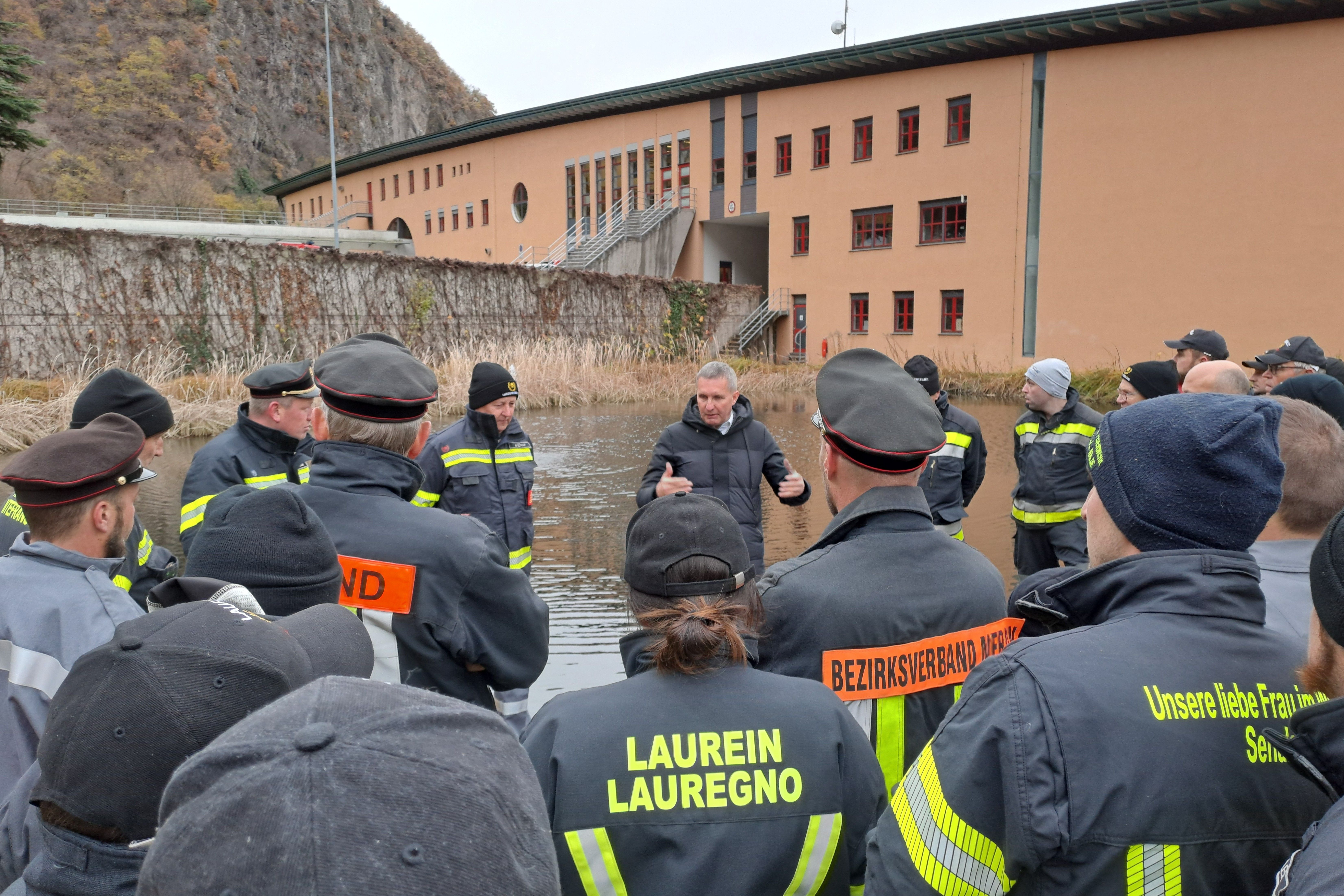 24 tragbare Pumpen hat Forstwirtschaftslandesrat Luis Walcher (im Zentrum) in der Landesfeuerwehrschule in Vilpian an Freiwillige Feuerwehren der Bezirke Bozen, Meran und Unterland übergeben. (Foto: LPA/Landesfeuerwehrverband/Patrick Schmalzl)