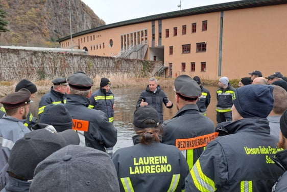 24 tragbare Pumpen hat Forstwirtschaftslandesrat Luis Walcher (im Zentrum) in der Landesfeuerwehrschule in Vilpian an Freiwillige Feuerwehren der Bezirke Bozen, Meran und Unterland übergeben. (Foto: LPA/Landesfeuerwehrverband/Patrick Schmalzl)