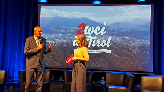 Il presidente dell’Euregio e capitano del Tirolo Anton Mattle in conversazione con la conduttrice Daniela Schmiderer: Il programma '2 in Tirol' esplora la diversità della nostra Euregio in modo avvincente e divertente. (Foto: Euregio/Guido Steinegger)