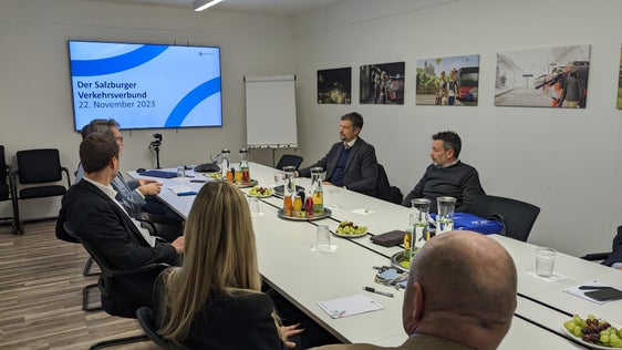 Arbeitstreffen zum öffentlichen Nahverkehr in Salzburg: Mobilitätslandesrat Daniel Alfreider (2.v.r.) und Sta-Direktor Joachim Dejaco (1.v.r.) mit Vertretern des Salzburger Verkehrsverbunds. (Foto: LPA/Ingo Dejaco)