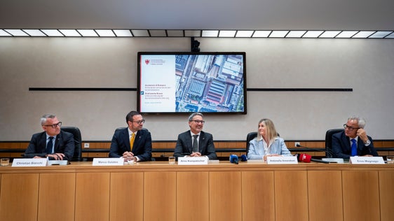 Haben im Vorfeld an der Konzessionserneuerung intensiv gearbeitet: (v.l.) Landesrat Christian Bianchi, Landesrat Marco Galateo, Landeshauptmann Arno Kompatscher, Valbruna-Geschäftsführerin Antonoella Amenduni Gresele und Generalsekretär Eros Magnago. (Foto: Foto: LPA/Fabio Brucculeri)