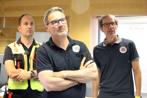 La situazione sulle strade dell'Alto Adige nel giorno della chiusura del corridoio del Brennero, osservata sui monitor (da sinistra): il coordinatore del Centro Situazioni provinciale Jonas Hochkofler, il presidente della Provincia e assessore alla Protezione civile Arno Kompatscher e il direttore dell'Agenzia per la Protezione civile Klaus Unterweger. (Foto: USP/Maja Clara)