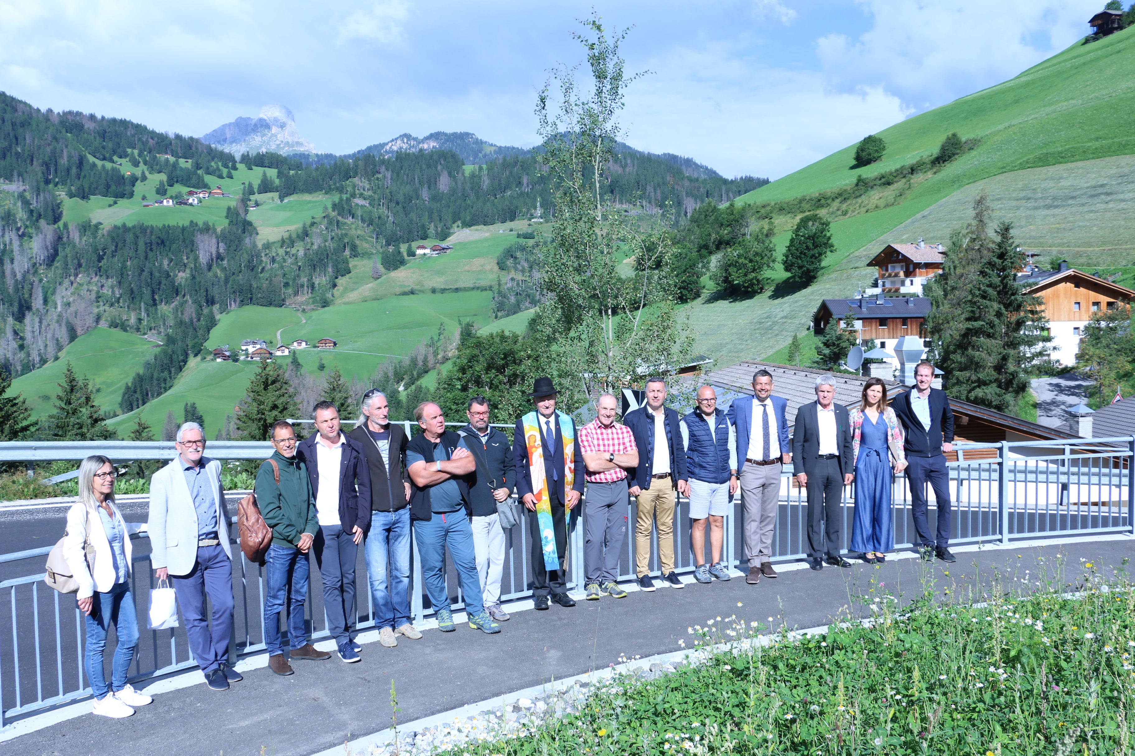  Marciapisc nü a La Val: L’assessur provinzial á tut pert al’inauguraziun. (Foto: ASP/Patrick Thaler)