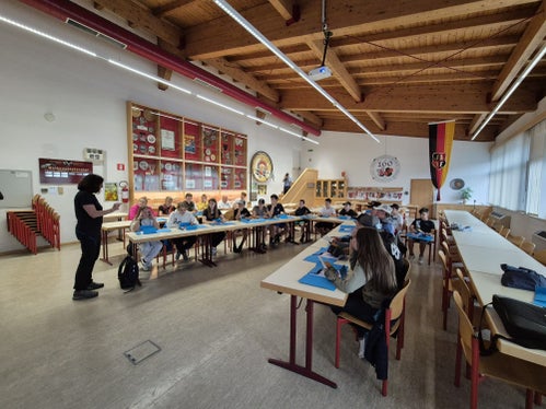 Cosa indicano i Piani delle zone di pericolo? Cosa fare in caso di alluvione? Doris Niederjaufner dell'Ufficio Protezione civile ha fornito queste informazioni ai partecipanti al campo scuola “Anche io sono la Protezione civile” a Teodone. (Foto: USP/Centro funzionale provinciale/Ilaria Folie)