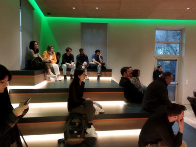 Numerosi i giovani presenti alla serata di riapertura del Centro giovanile Connection di Bressanone (Foto: ASP)