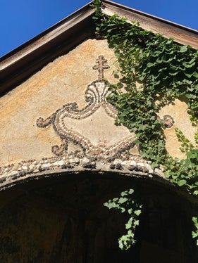 L'ingresso della casetta barocca del Giardino dei Cappuccini di Schlanders è decorato con pietre di tufo, conchiglie e lumache. (Foto: ASP/Soprintendenza provinciale ai beni culturali)