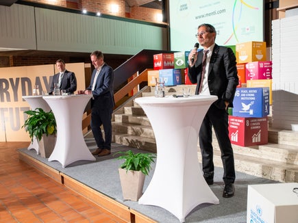 Erläuterten ihre Nachhaltigkeitsideen und antworteten auf Publikumsfragen: (v.l.) Baumgartner (Bezirkspräsident Eisacktal), LR Bessone und LH Kompatscher. (Foto: LPA)