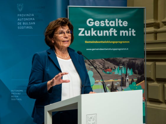 Landesrätin Maria Hochgruber Kuenzer stellte die Info-Kampagne "Gestalte Zukunft mit" vor: "Gemeinsam entstehen die besten Ideen. Daher möchten wir die Bürgerinnen und Bürger dazu einladen, mitzudenken, mitzugestalten und Verantwortung für ihre Gemeinde zu übernehmen." (Foto: LPA/Fabio Brucculeri)