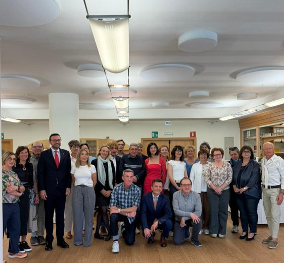 Foto di gruppo per alcune e alcuni docenti che dal 1° settembre hanno raggiunto la pensione, assieme al vicepresidente Marco Galateo (nella foto il quarto da sinistra in piedi) e il sovrintendente scolastico Vincenzo Gullotta (seduto al centro in prima fila). (Foto: USP)