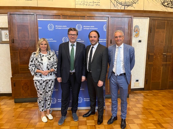 L’assessore provinciale Philipp Achammer (terzo da sinistra) a Roma all’incontro con il ministro allo Sviluppo economico Giancarlo Giorgetti (secondo da sinistra) assieme alla deputata altoatesina Renate Gebhard e al senatore altoatesino Dieter Steger. (Foto: ASP/René Ploner)