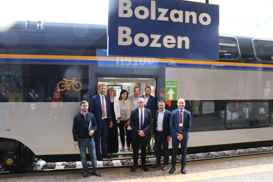 L'assessore Daniel Alfreider posa sul Rock assieme alla vicepresidentessa della Regione Veneto Elisa De Berti, al direttore di Trenitalia Alto Adige Roger Hopfinger, al direttore ed il presidente della STA – Strutture Trasporti Alto Adige Joachim Dejaco e Martin Fill, al direttore dell’Ufficio Trasporto pubblico della Provincia Mirko Waldner e a Sabrina De Filippis, direttrice della divisione passeggeri regionali di Trenitalia (Foto: ASP/Ingo Dejaco)