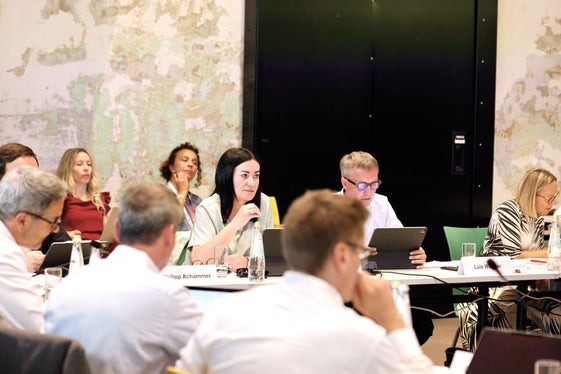 Grenzüberschreitende Themen standen im Mittelpunkt eines Treffens von Delegationen der Südtiroler Landesregierung und der Regierung des Schweizer Kantons Graubünden am 29. Juni in der BASIS Vinschgau in Schlanders. (Foto: LPA/Alan Bianchi)