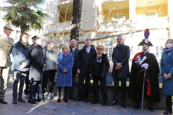 Da sinistra, il Generale di Brigata Matteo Spreafico, il direttore della Libera Università di Bolzano Günther Mathà, il direttore di Dipartimento della Provincia Antonio Lampis, la presidente della Libera Università di Bolzano professoressa Ulrike Tappeiner, la vicepresidente della Provincia Waltraud Deeg, l'assessore Philipp Achammer, il vicepresidente Daniel Alfreider, Maria Falcone e il presidente Arno Kompatscher all'inaugurazione dell'opera di Gregor Prugger "L'albero dei tutti" alla Libera Università di Bolzano (Foto: ASP/Ingo Dejaco)