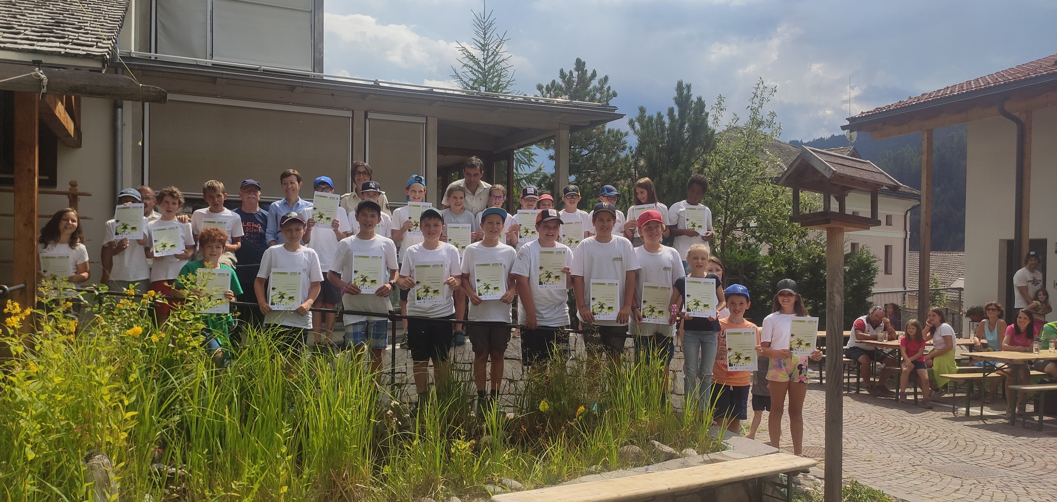 30 frischgebackene Naturpark Junior Ranger erhielten beim Naturparkhaus Trudner Horn&nbsp;ihr Diplom. (Foto: LPA/Landesamt für Natur)