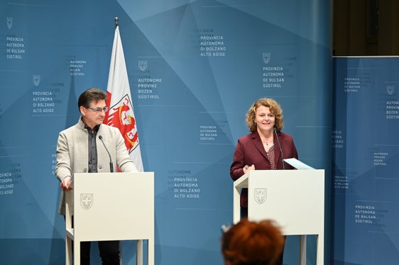 ASWE-Direktor Eugenio Bizzotto und Soziallandesrätin Rosmarie Pamer stellten am 10. März Zahlen und Daten zum Pflegegeld 2024 vor. (Foto: LPA/Hannes Wisthaler)