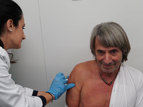 L'influenza non è un semplice raffreddore. La vaccinazione può prevenire decorsi gravi. Per questo invito tutte e tutti ad approfittare dell'offerta gratuita, ha sottolineato l'assessore provinciale alla Prevenzione sanitaria e Salute Hubert Messner in occasione vaccinazione antinfluenzale alla quale si è sottoposto all'Ospedale di Bolzano. (Foto: USP/Peter Seebacher)