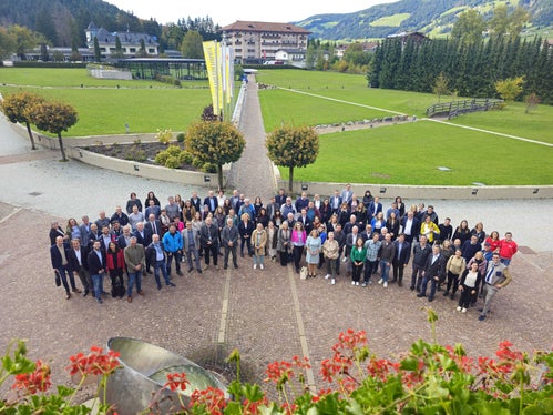 Gruppenfoto der Teilnehmenden bei der Kick-off Veranstaltung von Fit for Cooperation im Euregio Kulturzentrum Gustav Mahler in Toblach. (Foto: Euregio)