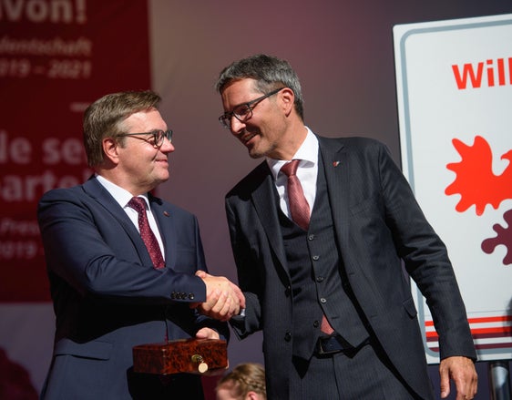 Il presidente del Tirolo,  Günther Platter (s.) con il presidente Arno Kompatscher in occasione del passaggio della Presidenza dell'Euregio dall'Alto Adige al Tirolo nell'ottobre del 2019 (Foto: Land Tirol/Oss)