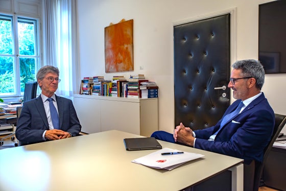 Il professor Jeffrey D. Sachs (a sinistra) ha illustrato le cinque tesi fondamentali che contribuiscono al raggiungimento degli SDGs, gli obiettivi di sviluppo sostenibile delle Nazioni Unite. (Foto: USP/Greta Stuefer)