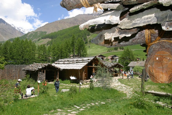 Das archäologische Freilichtmuseum archeoParc im Schnalstal zeigt, wie Ötzi gelebt haben könnte. (Foto: LPA/ArcheoParc Schnalstal/Hubert Grüner)