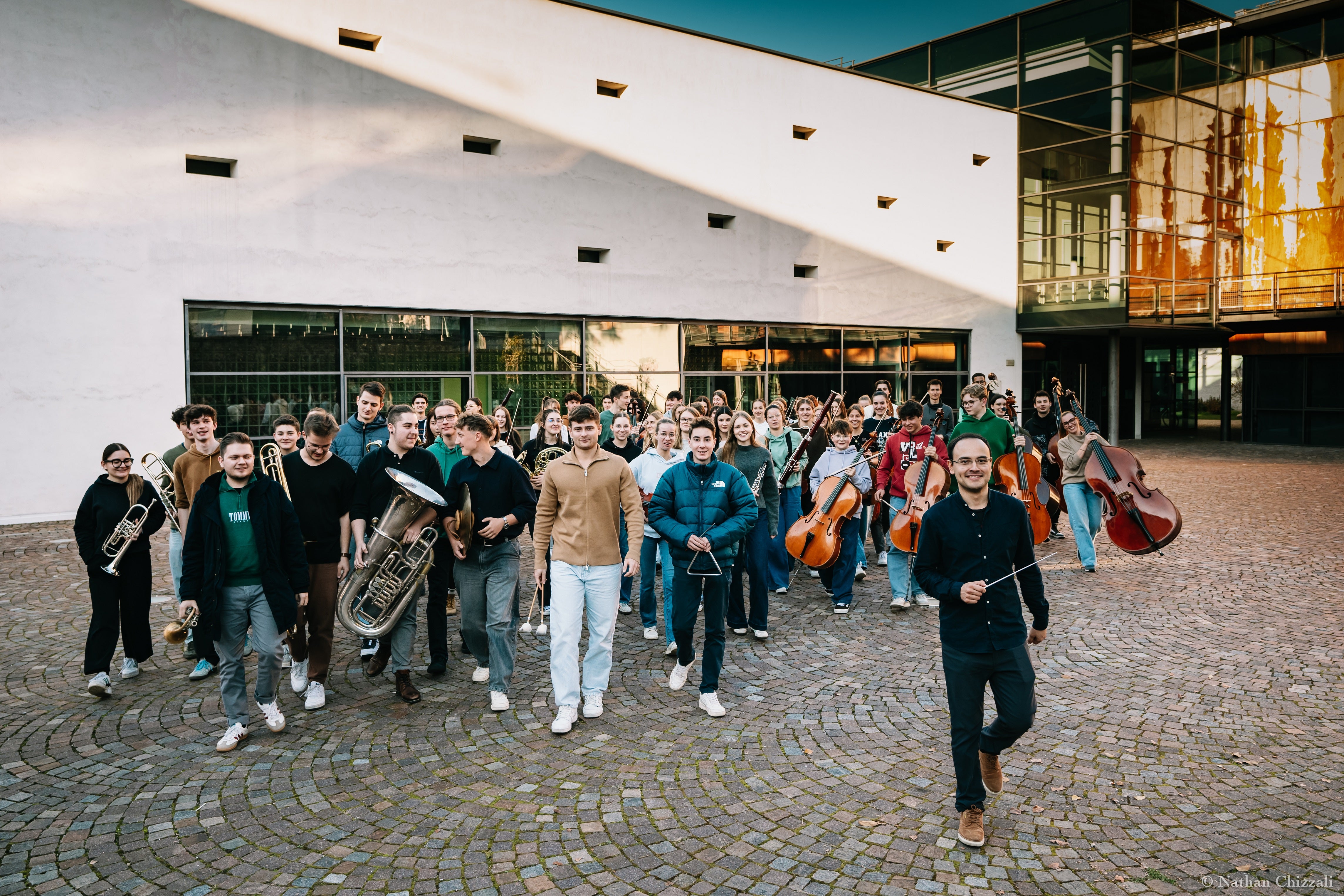 L'Orchestra giovanile dell'Alto Adige, ensemble inclusivo nel quale i giovani di tutti e tre i gruppi linguistici e di tutti gli istituti di formazione musicale dell'Alto Adige fanno musica insieme, debutterà in questa nuova nuova veste il 15 marzo al Kursaal di Merano e il 16 marzo al Conservatorio di Bolzano. (Foto: USP/Nathan Chizzali)