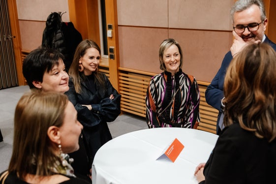 Anche il segretario generale della regione, Michael Mair, ha parlato con le donne interessate durante l'evento di speed networking. (Foto: ASP/Bernhard Aichner)