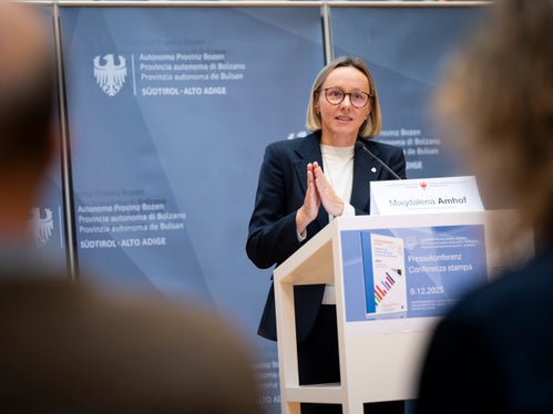 “Una politica occupazionale attiva è necessaria ed efficace”, ha sottolineato l'assessora provinciale Magdalena Amhof. Si sta lavorando a una strategia fino al 2030 per mantenere l'Alto Adige attrattiva come luogo di lavoro, con posti di lavoro di alta qualità, un forte valore aggiunto e una migliore mediazione tra aziende e persone in cerca di lavoro. (Foto: USP/Fabio Brucculeri)