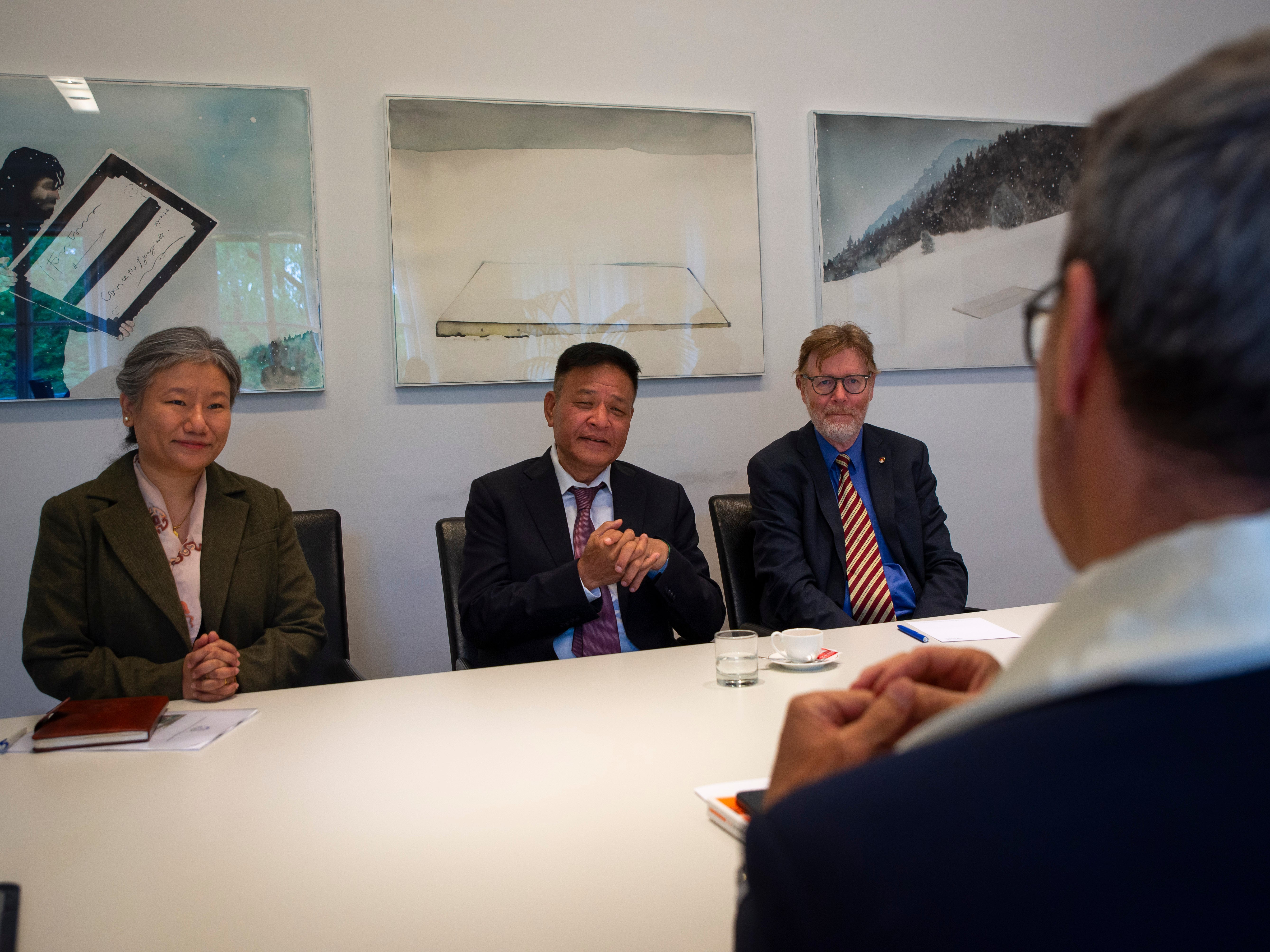 Da sinistra: Thinlay Chukki, rappresentante dei tibetani in esilio a Ginevra, il presidente del Governo tibetano in esilio Penpa Tsering e Günther Cologna dell'EURAC parlano con il presidente della Provincia Arno Kompatscher (di spalle) della situazione in Tibet. (Foto: ASP/Fabio Brucculeri)