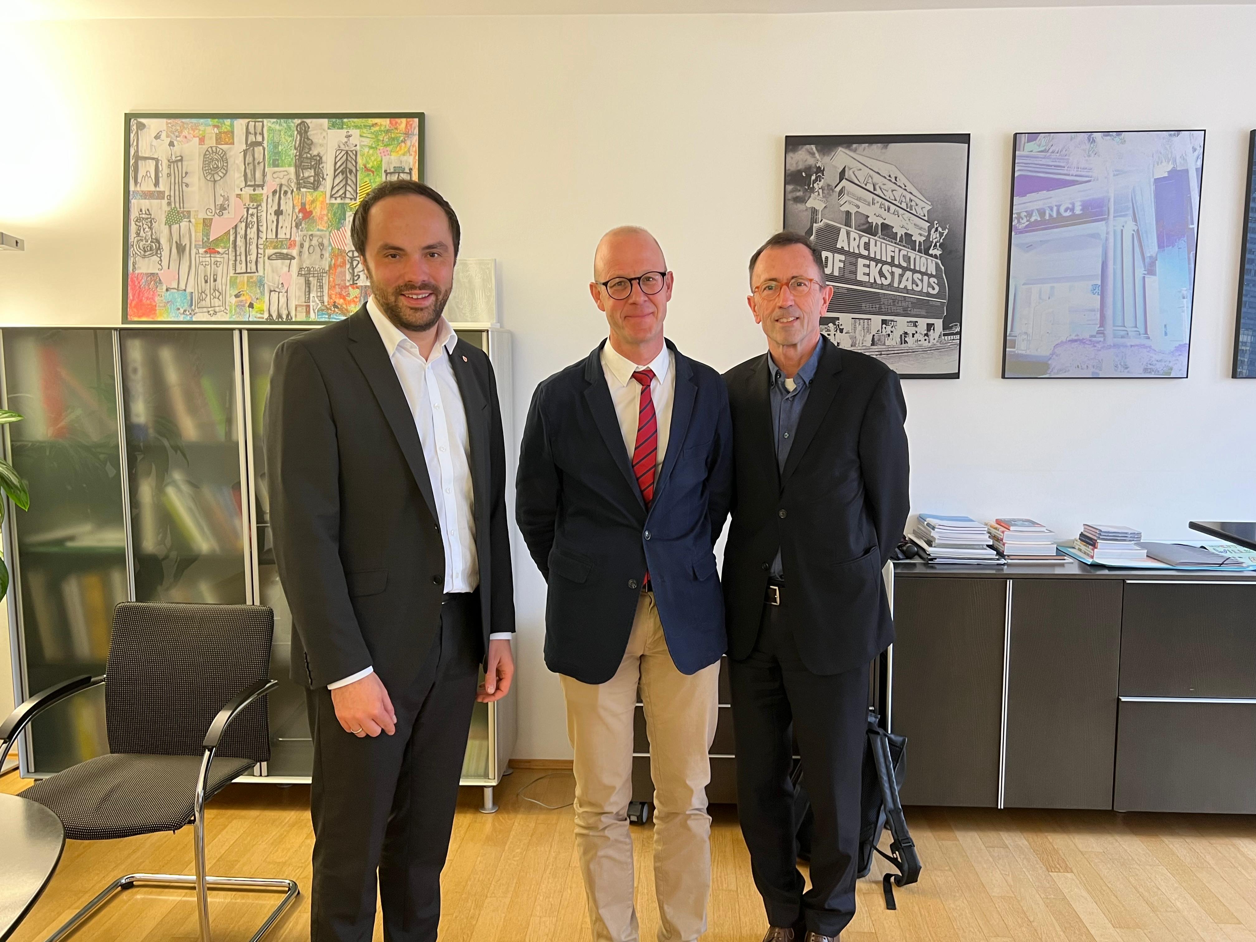La collaborazione fra istituzioni al centro del recente incontro tra (da sinistra) l'assessore Philipp Achammer, il rettore della Lub Alex Weissensteiner e il direttore del Dipartimento innovazione e ricerca Armin Gatterer (Foto: USP/Nicole Abler)