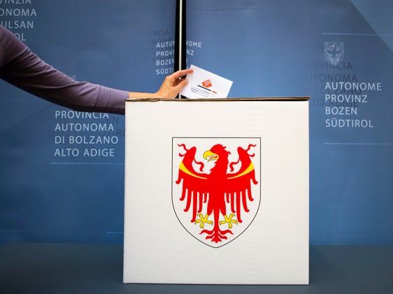 Seit vier Stunden waren die Wahllokale um 11 Uhr geöffnet: Bis dahin sind 71.182 Wähler zu den Urnen gegangen, das sind 18,4 Prozent. (Foto: LPA)