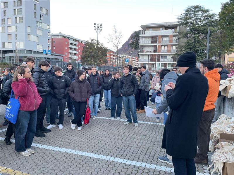 In partenza per Verona. Circa 300 studentesse e studenti delle scuole italiane della provincia di Bolzano hanno visitato nei giorni scorsi i padiglioni di Job&Orienta, la rassegna più importante dell’orientamento post diploma del Nord Italia. (Foto: USP)