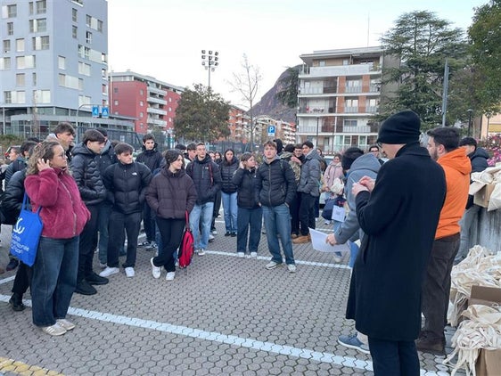 In partenza per Verona. Circa 300 studentesse e studenti delle scuole italiane della provincia di Bolzano hanno visitato nei giorni scorsi i padiglioni di Job&Orienta, la rassegna più importante dell’orientamento post diploma del Nord Italia. (Foto: USP)